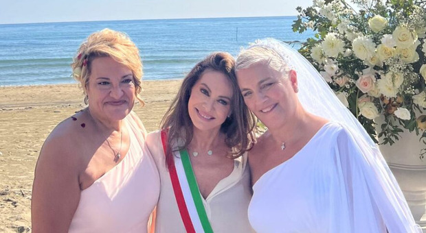 Elena Sofia Ricci celebra il matrimonio di Elena e Carolina a Terracina