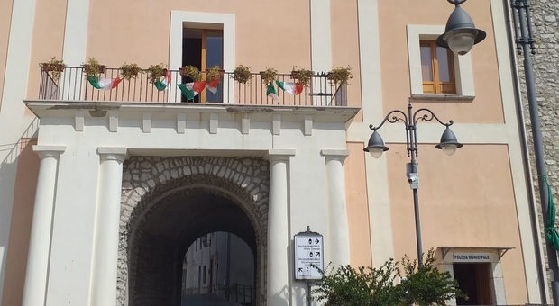 L'ingresso di palazzo Caracciolo Cito a Torrecuso
