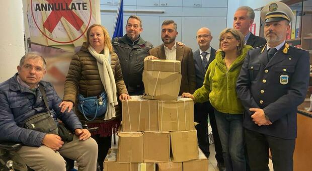 Il sindaco Marco Schiesaro con gli scatoloni delle multe da annullare