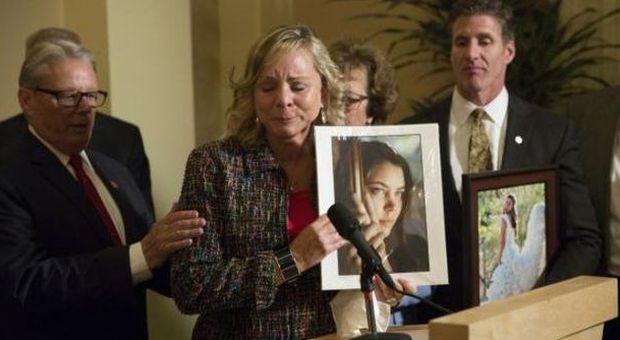 Debbie Ziegler con la foto della figlia, Brittany Mainard, simbolo per la legge al diritto di morire