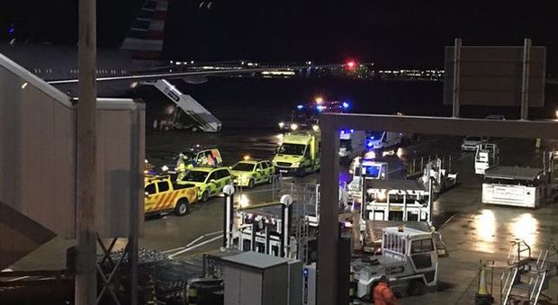 Mistero sul volo Londra-Los Angeles: 13 persone si sentono male per “strane sostanze” nell’aria