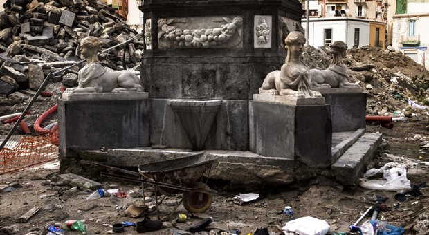 Il degrado in piazza Mercato (foto Sergio Siano)