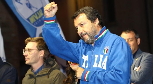 Salvini, piano per recuperare consensi: alzare i toni e personalizzare lo scontro