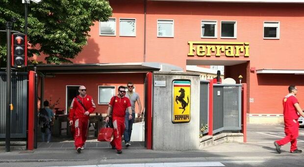 Dipendenti Ferrari escono dalla storica sede di Maranello