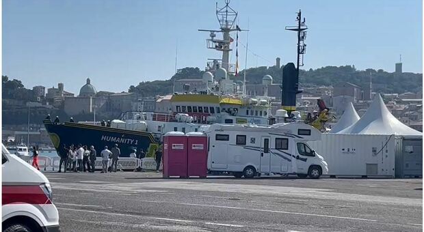 La nave Humanity è attraccata ad Ancona con 200 migranti a bordo: controlli sanitari a Collemarino