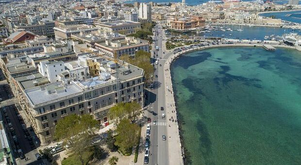 Il comune di Bari approva le tariffe per la tassa di soggiorno: fino a 4 euro al giorno a persona