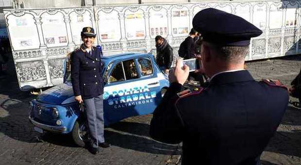 Natale, a Napoli spunta la 500 della polizia: all'interno c'è un presepe