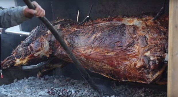 Un toro da 200 kg allo spiedo, la cucina medievale conquista tutti a Castelnuovo di Porto Video