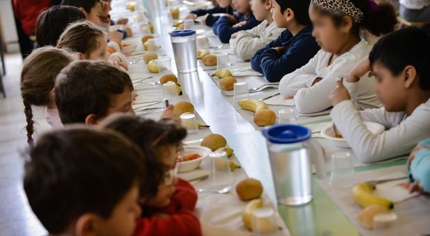 Roma, menu vegano a scuola bocciato dai bambini. La protesta delle mamme: «Portate i panini»