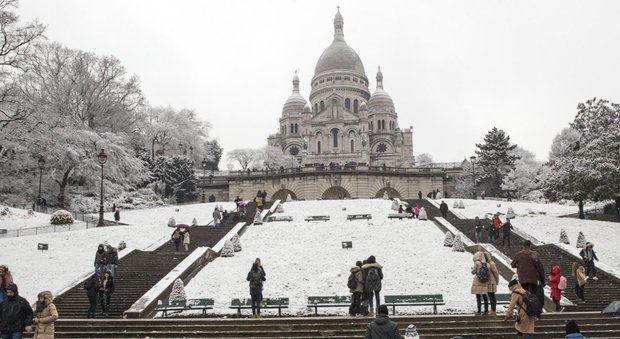Parigi sotto la neve: chiusa la tour Eiffel, i treni riducono la velocità