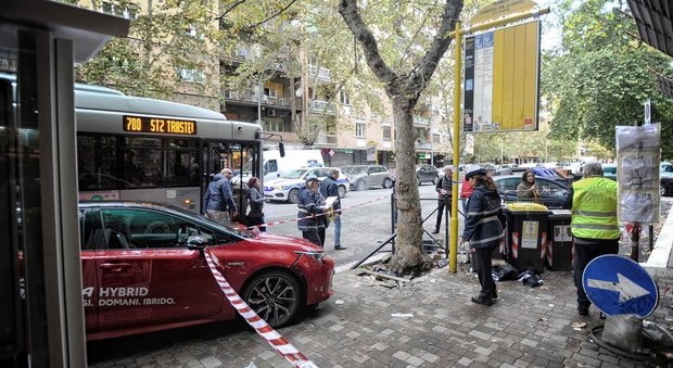 immagine Roma, auto travolge 5 persone in Via Oderisi da Gubbio 