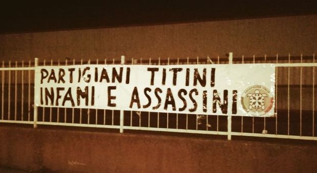 «Partigiani titini infami e assassini». Striscione di Casapaund nel giorno di Mattarella a Teramo