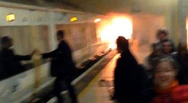 Metro in fiamme, panico a Londra
