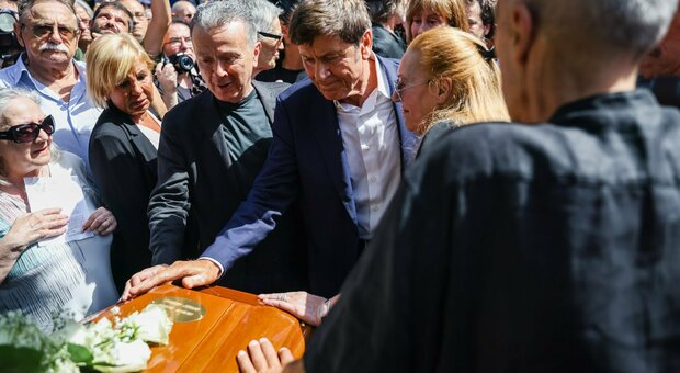 Toto Cutugno, folla commossa ai funerali: vip e fan in fila per l'ultimo saluto all'"Italiano vero"