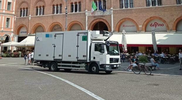 Un furgone in piazza dei Signori a Treviso