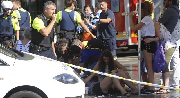 Barcellona, i testimoni: «È sbucato dal nulla e ha travolto i passanti: c'era sangue dappertutto»
