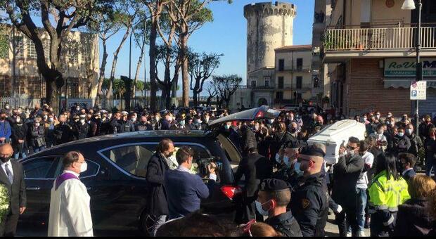 Una folla per l'ultimo saluto a Romeo Bondanese, il ragazzo di 17 anni ucciso a Formia da un coetaneo
