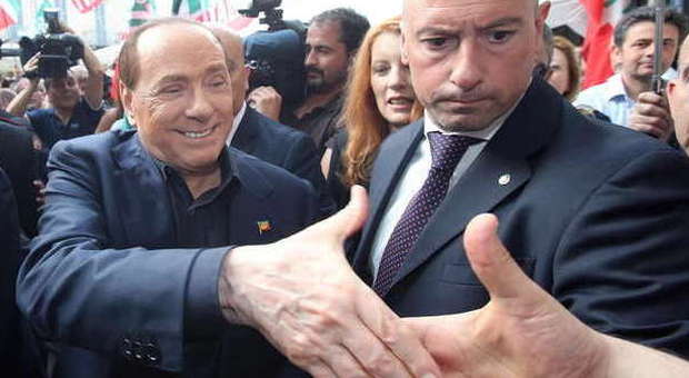Tenta di aggredire Berlusconi paura al comizio: fermato