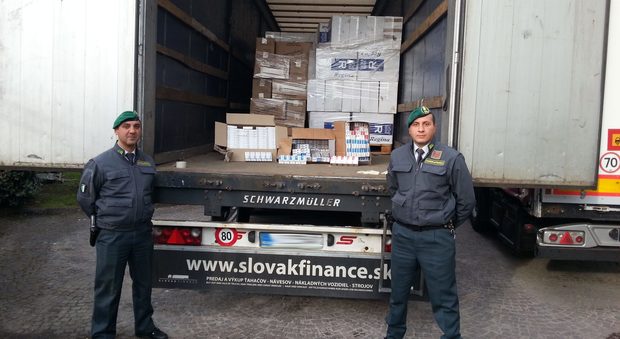 Il contrabbando degli ucraini: sequestrati 295 chili di sigarette ad Afragola
