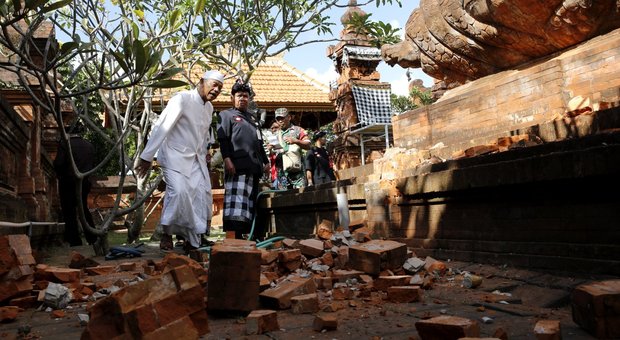 Terremoto di 5.7 nel paradiso dei turisti: crolla un tempio a Bali
