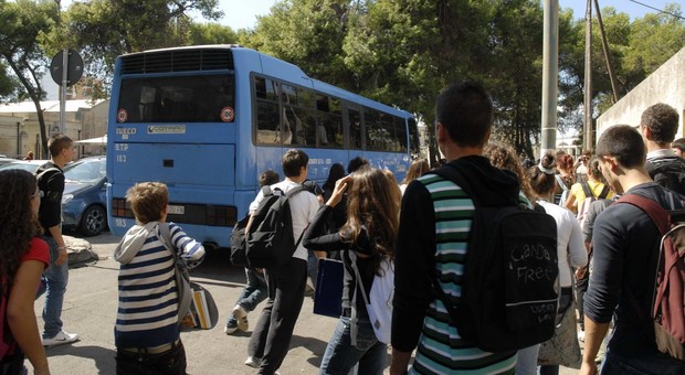 Caos bus e ritardi a scuola L'ira dei presidi: «Ora basta»