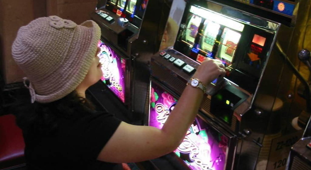 Febbre del gioco d'azzardo, scure sull'orario dei locali con videopoker