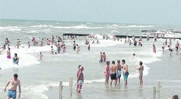 ONDE PERICOLOSE Col mare agitato ieri mattina nella costa veneta tanti interventi dei bagnini per salvare persone in difficoltà