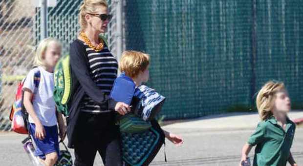 Julia Roberts "stanca", mamma a tempo pieno: passeggiata a Los Angeles con i tre figli