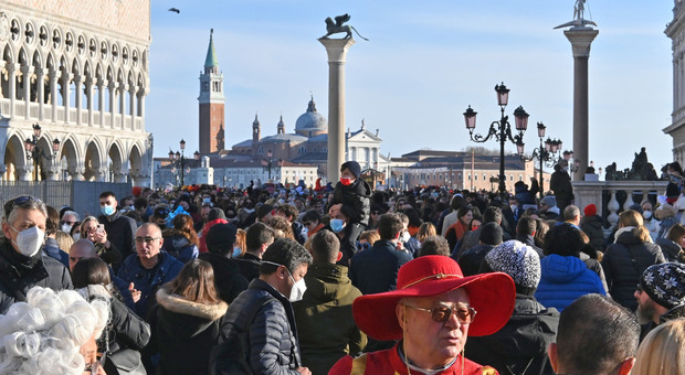 ASSALTO IN CITTÀ Piazza San Marco e Riva degli Schiavoni affollati dai visitatori fin dalle prime ore della mattina (Fotoattualità)
