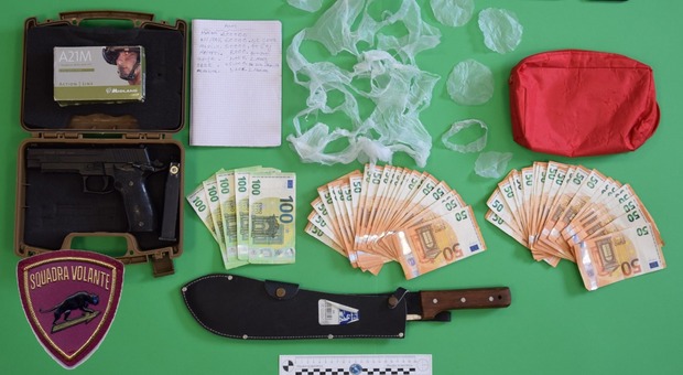 Dodici grammi di coca, un machete e una pistola a gas: manette per un 30enne irregolare sul territorio a Fermo