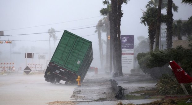 Uragano Harvey in Texas: città evacuate, allarme per gli alligatori in fuga verso centri abitati. La foto di Nespoli dallo spazio