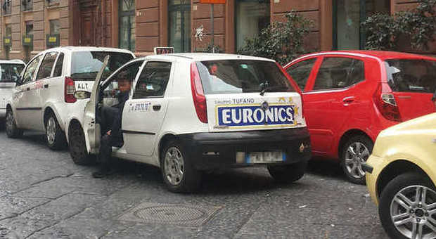 La mail | Piazza Bovio, noi tassisti costretti a sostare in seconda fila