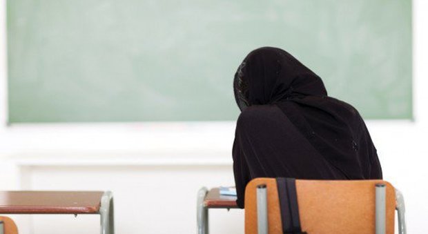 La 14enne musulmana rifiuta il velo, genitori la rasano a zero per punirla