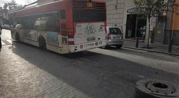 Paura tra Napoli e Portici: il bus Anm perde la ruota posteriore
