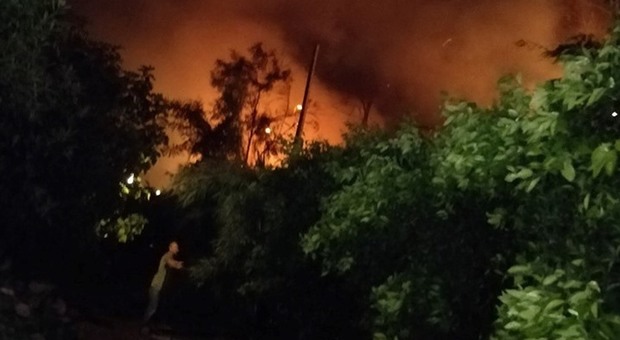 Lago Patria, incendio nella notte lambisce una casa: è di origine dolosa
