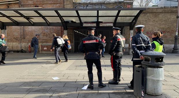 Roma, soldatessa si uccide con la pistola d'ordinanza nella metro Flaminio: ha lasciato una lettera