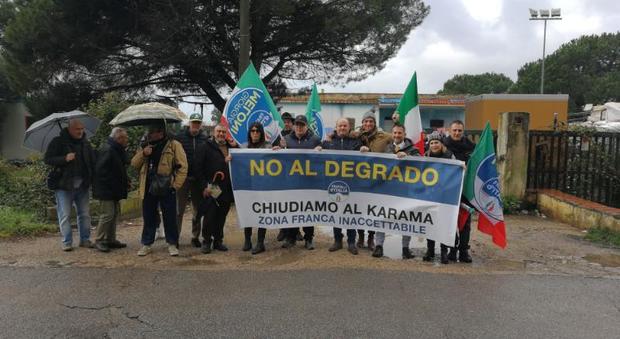 «Chiudere Al Karama» il flash mob di Fratelli d'Italia nel campo rom abusivo