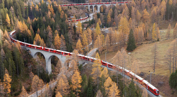 Treno dei record in Svizzera: è lungo quasi 2 chilometri, ha 100 carrozze e pesa 3.000 tonnellate