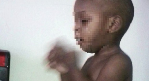 Usa, bimbo di 4 anni rompe un uovo a terra: la mamma lo uccide con un manico di scopa