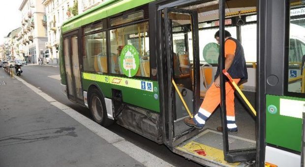 Milano, scontro tra autobus e moto: quattro feriti