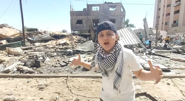 Gaza, rapper 12enne canta fra le macerie: «Volete vedere il dolore?». Oltre 4 milioni di visualizzazioni