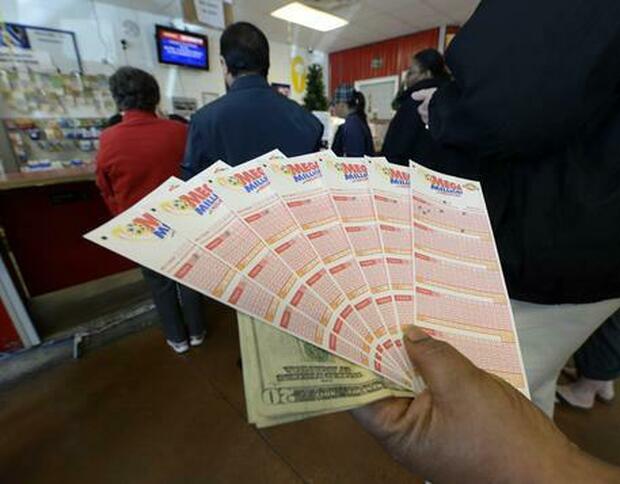 Una donna butta un biglietto della lotteria appena acquistato e le viene restituito 10 giorni dopo con un 1 milione di dollari di premio
