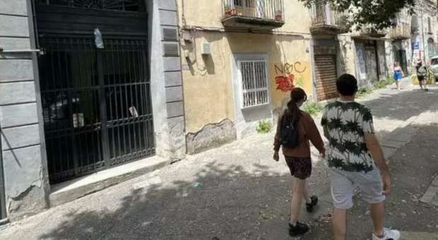 Napoli, due sorelle di 17 e 24 anni sfregiate con l'acido: ricoverate in ospedale. È caccia a tre ragazze