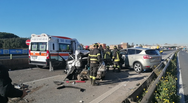 Pontina, incidente tra 3 auto: un ferito grave. Strada chiusa in direzione Roma