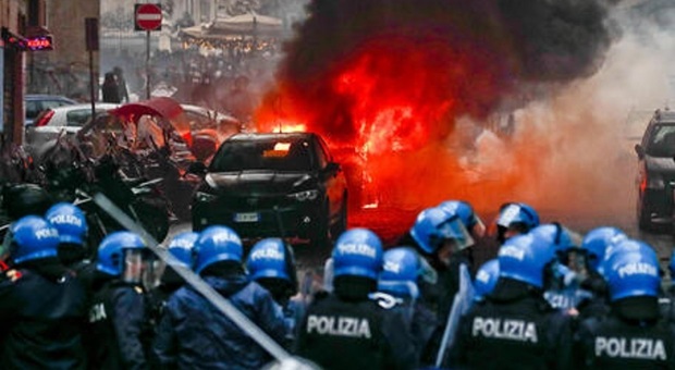 Gli scontri tra polizia e ultras