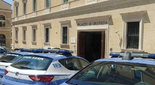 Ancona, la patente è scaduta ma inveisce contro la poliziotta: «Sono un avvocato, le faccio vedere io». E finisce a processo