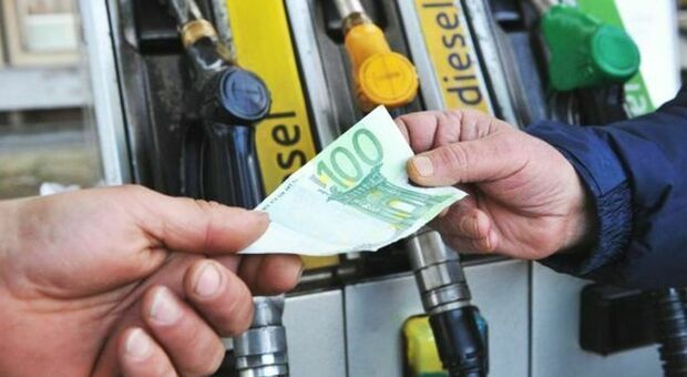 Bonus benzina 2024 fino a 200 euro, da oggi via alle domande: requisiti, come richiederlo e quando arriva