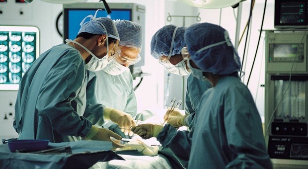 Il medico sbaglia e le strappa l'utero, 22enne muore di dolore dopo il parto