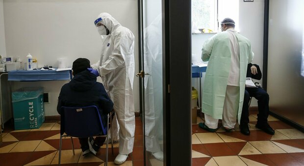 Vaccini, a Roma medici aggrediti per la carenza di scorte: il caso finisce in Procura