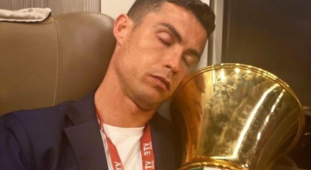 Ronaldo dorme in treno abbracciato alla Coppa Italia: «Fate voi la didascalia»